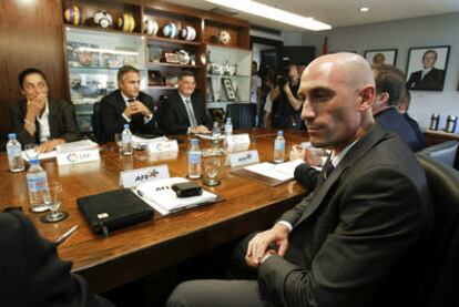 El presidente de AFE, Luis Rubiales, en primer término, al inicio de la reunión con la LFP.