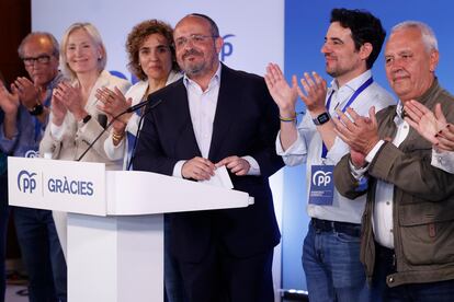 El candidato del PP a la presidencia de la Generalitat, Alejandro Fernández, recibe el aplauso de sus compañeros de formación tras conocerse los resultados electorales. 