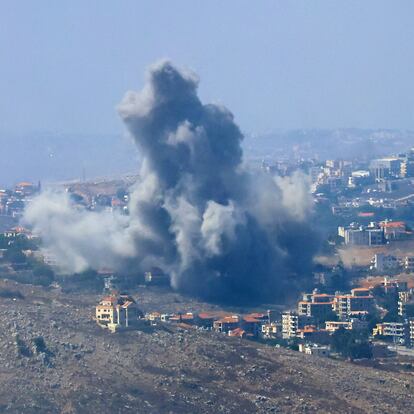 Marjaayoun (Lebanon), 25/09/2024.- Smoke billows from the site of an Israeli airstrike that targeted southern Lebanese villages, as seen from Marjaayoun, southern Lebanon, 25 September 2024. According to Lebanon's Ministry of Health, at least 558 people have been killed, and more than 1,835 have been injured following continued Israeli airstrikes on southern Lebanese towns and villages. More than 41,300 Palestinians and over 1,400 Israelis have been killed, according to the Palestinian Health Ministry and the Israeli Army, Tsahal, since Hamas militants launched an attack against Israel from the Gaza Strip on 07 October 2023, and the Israeli operations in Gaza and the West Bank which followed it. (Líbano) EFE/EPA/STR
