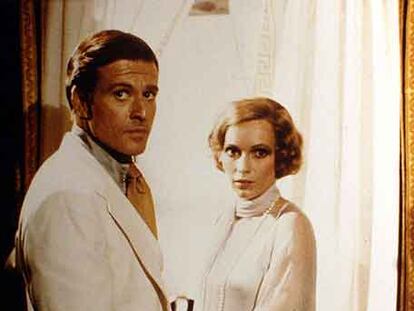 Ralph Laurent diseñó en 1974 el vestuario de la película <i>El Gran Gatsby,</i> dirigida por Jack Clayton. En la imagen, sus protagonistas, Robert Redford y Mia Farrow.