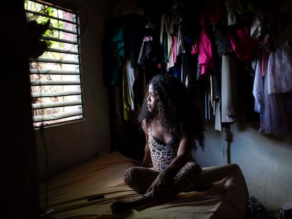 Geisha Collins Paul, trabajadora del sexo transexual de 39 años, mira por la ventana de su dormitorio en Santo Domingo, República Dominicana. Desde que empezó la pandemia dejó de trabajar con regularidad debido a las restricciones impuestas para frenar la covid-19.