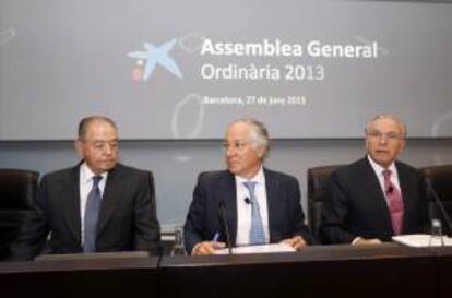 El presidente del grupo La Caixa, Isidre Fainé (d); su director general, Juan María Nin (c); y el presidente de Gas Natural Fenosa, Salvador Gabarró, al inicio de la asamblea general de La Caixa. EFE/Archivo