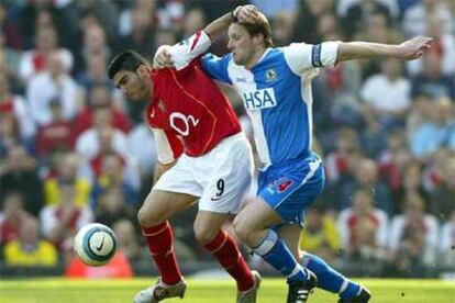 El español José Antonio Reyes, a la izquierda, juega en el Arsenal y es uno de los ganchos de la promoción.