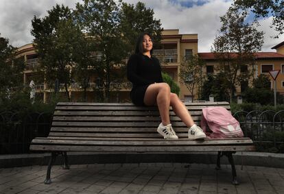 María Inés Torrico, de 22 años, ha encontrado trabajo en un supermercado Carrefour del barrio madrileño de Moncloa gracias a un programa de Cruz Roja para jóvenes. 