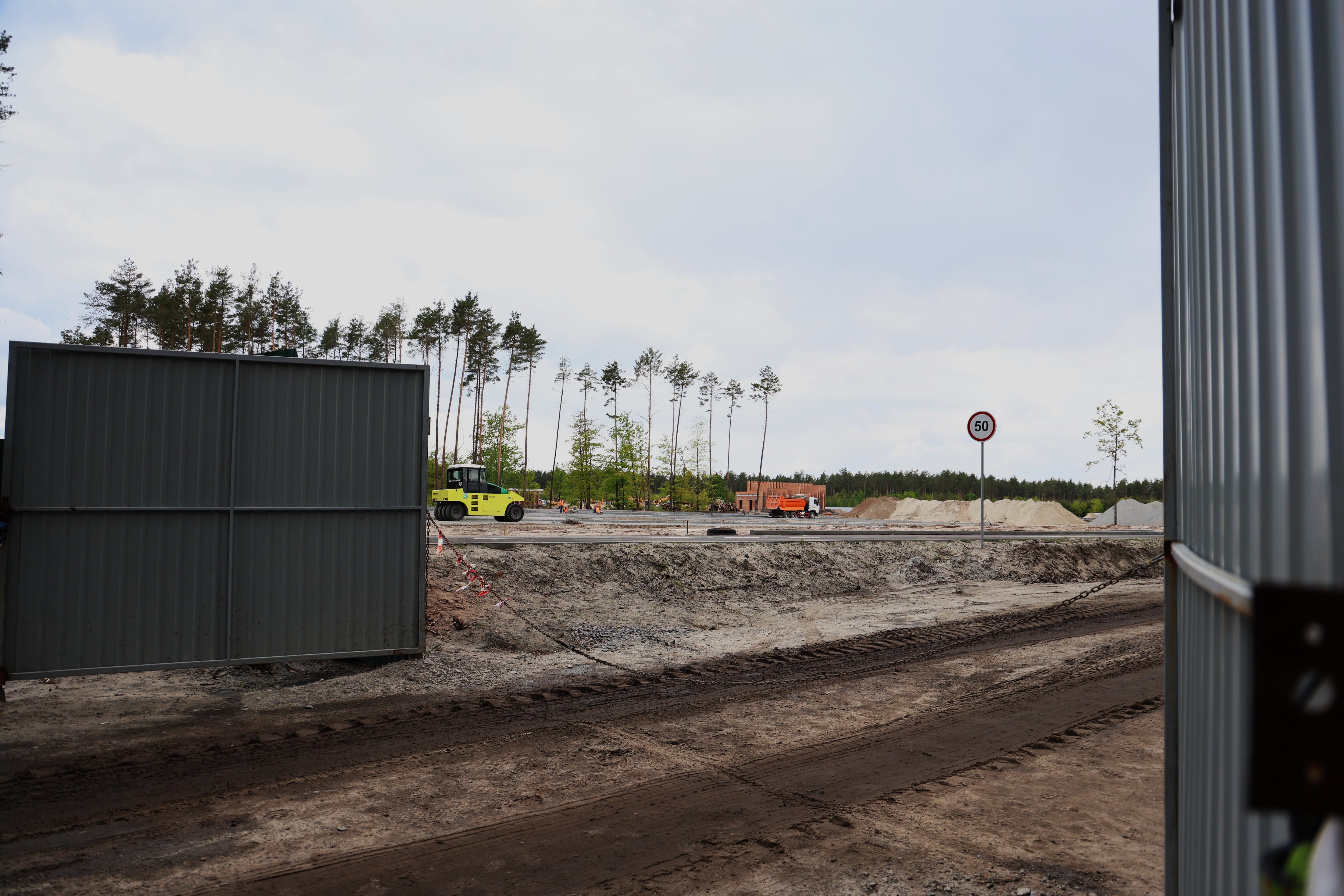 Acceso a las obras del cementerio nacional militar de Ucrania, el 18 de mayo.