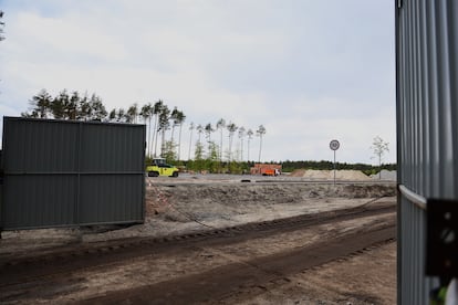 Acceso a las obras del cementerio nacional militar de Ucrania, el 18 de mayo.