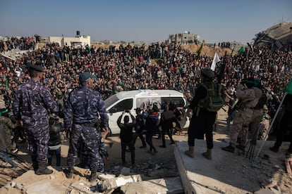 Una multitud espera en la ciudad de Jan Yunis, en Gaza, la llegada de presos excarcelados, entre ellos Sami Jaradat, en el tercer canje del alto el fuego entre Israel y Hams, el 30 de enero.