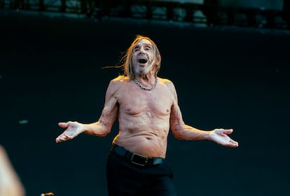 Iggy Pop haciendo un gesto de impotencia al público después de caerse el equipo eléctrico durante su concierto.