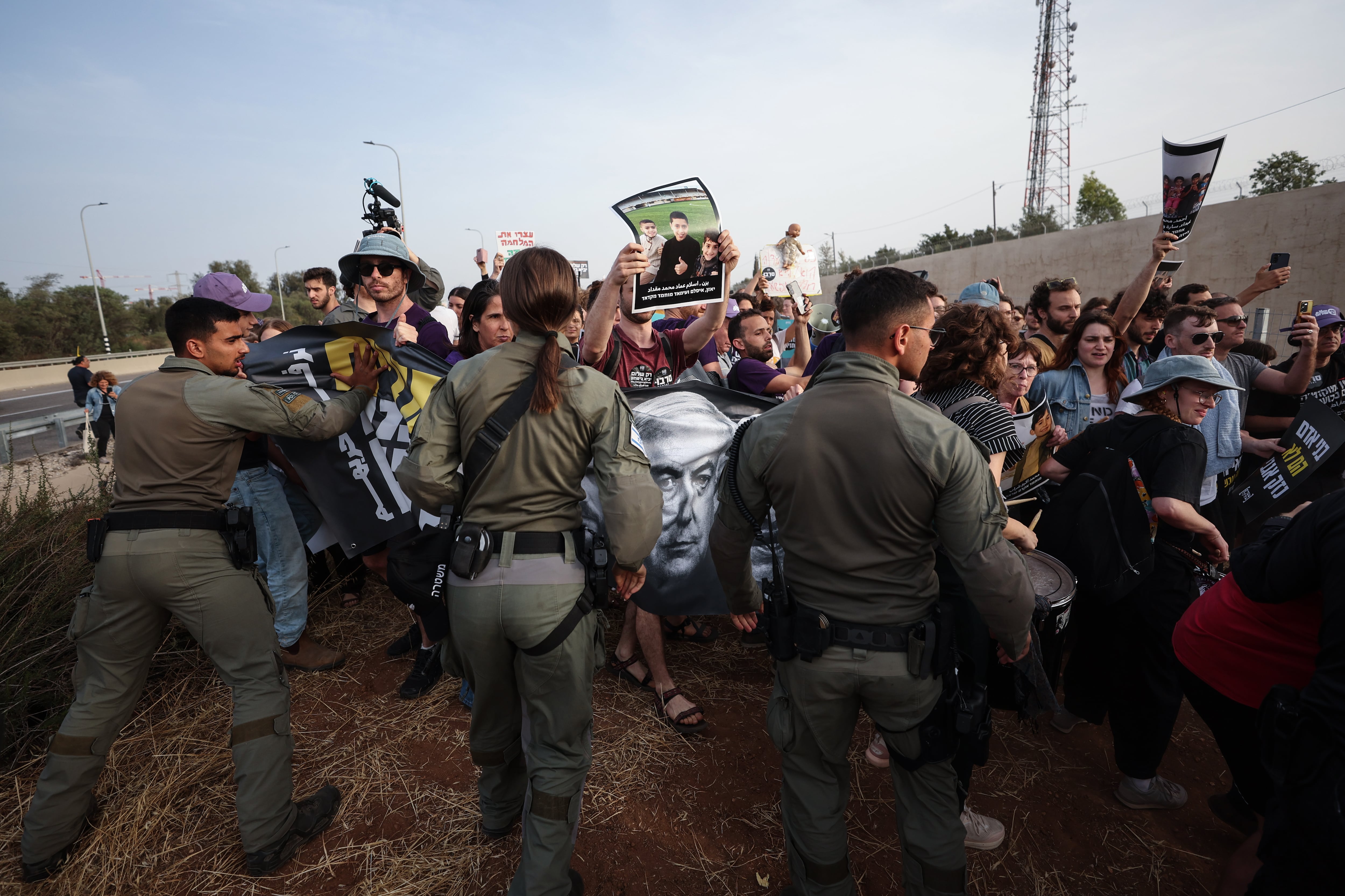 Los manifestantes de la protesta de Sderot del día 18 sostenían fotos de los niños muertos en ataques israelíes en Gaza.
