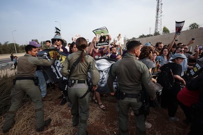 Los manifestantes de la protesta de Sderot del día 18 sostenían fotos de los niños muertos en ataques israelíes en Gaza.