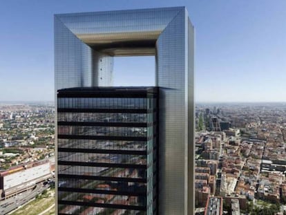 Torre Cepsa en Madrid, diseñada por el arquitecto Norman Foster.
