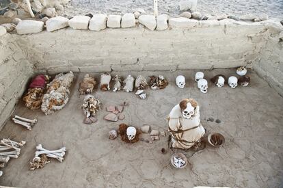 La necrópolis preincaica de Chauchilla (entre el 200 y el 600 después de Cristo), a unos 30 kilómetros de la ciudad peruana de Nazca, no lejos de las famosas líneas dibujadas en el desierto, es uno de los lugares más espeluznantes y misteriosos de Perú, con sus tumbas a cielo abierto y sus terroríficas momias enterradas en posición fetal y mirando hacia la salida del sol. Chauchilla es también el cementerio donde Indiana Jones encuentra el cuerpo momificado de Francisco de Orellana en la película ‘El reino de la calavera de cristal’.