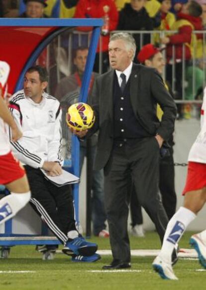 Ancelotti, durante el partido ante el Almería.