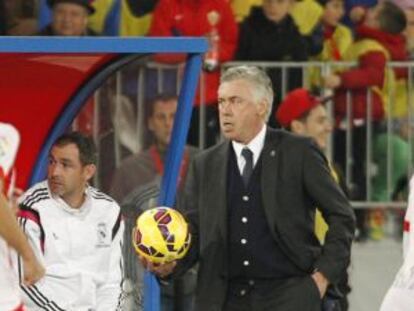 Ancelotti, durante el partido ante el Almería.