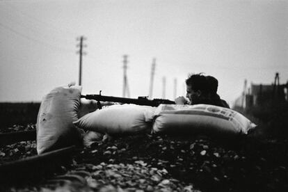 Milicianos serbios en la línea del frente de batalla junto a la vía del tren (Borovo Selo, Croacia, 1991).