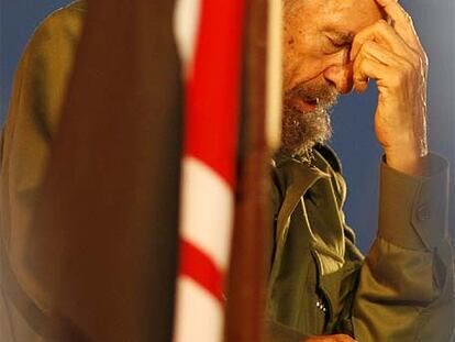 Fidel Castro hace un gesto de cansancio en un acto con estudiantes en Pedernales en julio de 2006.