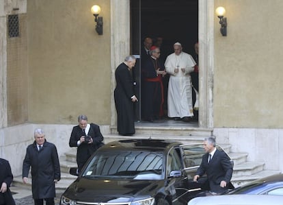 El papa Francisco sale de la basílica de Santa María la Mayor tras rezar unos minutos y visitar la cripta del templo donde se encuentra la cuna, en la que según la tradición fue colocado Jesús cuando nació.