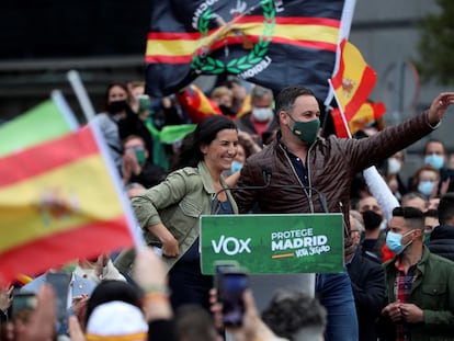 La candidata de Vox a la presidencia de la Comunidad de Madrid, Rocío Monasterio, y el presidente del partido, Santiago Abascal durante un acto electoral en Fuenlabrada, el 19 de abril de 2021.