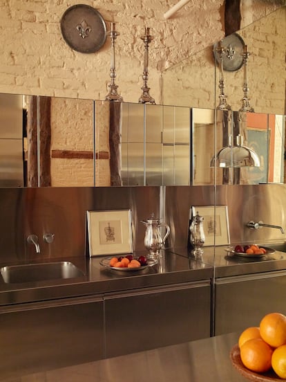 Cocina en espejo e 'inox' diseñada por Casa Josephine.