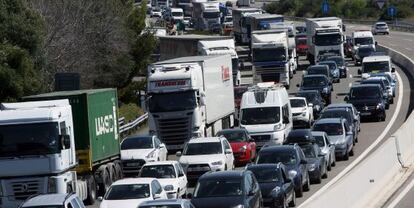 Vista de un atasco en la AP-7, en la provincia de Tarragona.
