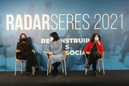 Marta García Aller, periodista y autora de Lo imprevisible; Sofía Martín, directora de comunicación  de Fundación SERES; Lola Huete, jefa de sección de Planeta Futuro de EL PAÍS.