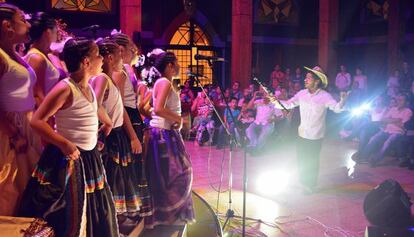 Sebastián Velasquez y los jóvenes de coro Chaminade dan un concierto de música colombiana en la parroquia a la comunidad del barrio Santo Domingo Savio.