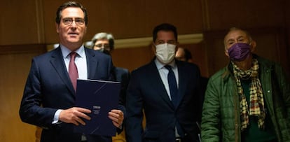 El presidente de CEOE, Antonio Garamendi (izquierda), junto al presidente de Cepyme, Gerardo Cuerva (centro) y el secretario general de UGT, Pepe Álvarez (derecha).