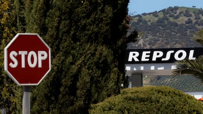 El logo de Repsol se muestra en una gasolinera, en Arriate, España 31 de marzo de 2025.