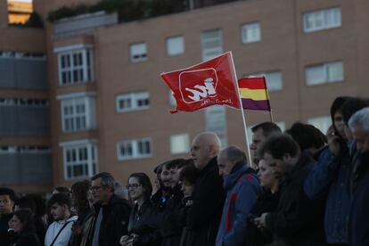Un seguidor de IU ondea una bandera durante el discurso de Unidas Podemos en Madrid.