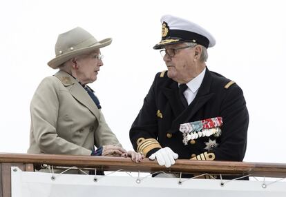 Enrique de Dinamarca y la reina Margarita en el yate real Dannebrog llegando al puerto de  Aarhus en Copenague (Dinamarca), el 23 de junio de 2017. 