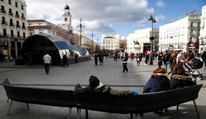 El Colegio Oficial de Arquitectos de Madrid colocó un banco en uno de los laterales de la Puerta del Sol para conocer la reacción de los ciudadanos, teniendo en cuenta que la plaza carece de este mobiliario desde hace más de 30 años. © Samuel Sánchez