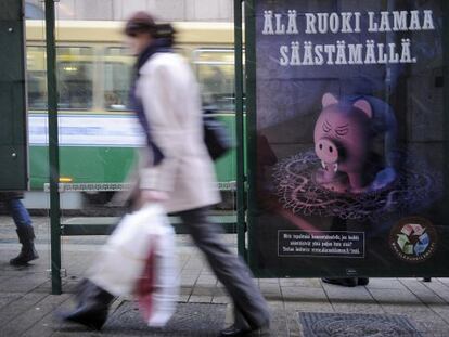Un cartel insta a los finlandeses a consumir, en Helsinki en 2009.