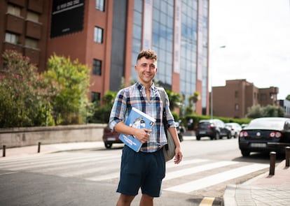 Felipe Menguiano, profesor de 35 años, en su primer día de vuelta al trabajo