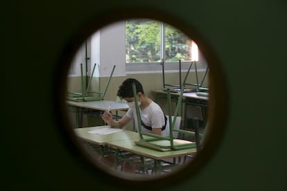 Un alumno en el instituto público María Guerrero, en Collado Villalba (Madrid).