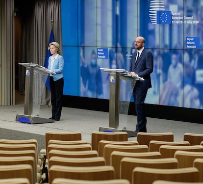 Los presidentes de la Comisión y el Consejo europeos, en una rueda de prensa sobre el fondo de recuperación, el pasado julio en Bruselas.