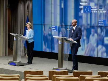 Los presidentes de la Comisión y el Consejo europeos, en una rueda de prensa sobre el fondo de recuperación, el pasado julio en Bruselas.