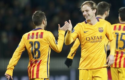 Rakitic celebra com Jordi Alba seu primeiro gol na partida.