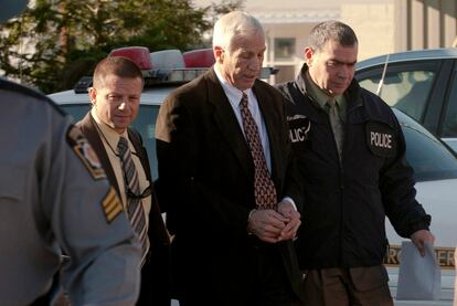 Jerry Sandusky, tras ser detenido como presunto autor de los abusos en la Universidad de Pensilvania.