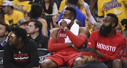 Howard y Harden en el banquillo de los Rockets.