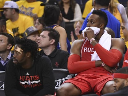 Howard y Harden en el banquillo de los Rockets.