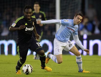 Essien se marcha de Iago Aspas.