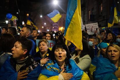 Un grupo de personas asisten a una manifestación de apoyo al pueblo ucranio junto a la Embajada de Rusia en Lisboa (Portugal), el 24 de febrero de 2022.