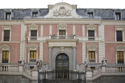 Exterior del Salón de Reinos visto desde la calle Méndez Núñez.