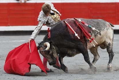 Borja Jiménez, en un muletazo con la mano derecha al toro 'Tapabocas'.