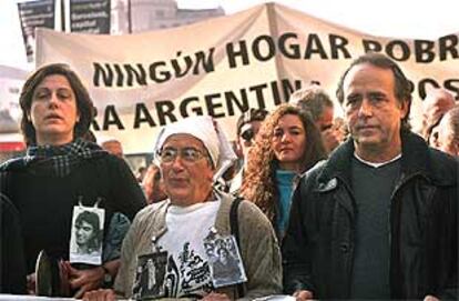 Serrat fue una de las 1.500 personas que se manifestaron ayer en Barcelona, con ruido de cacerolas, para denunciar la crisis argentina.