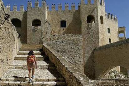 Una de las escaleras que suben al castillo del marqués de los Vélez (entrada gratuita), construido a principios del  XVI sobre las ruinas de una antigua alcazaba.