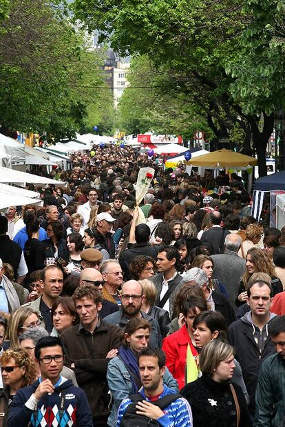 Una marea de personas, libros y rosas invadi durante todo el da de ayer las Ramblas.