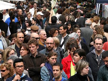Una marea de personas, libros y rosas invadió durante todo el día de ayer las Ramblas.