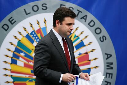 Ricardo Zúñiga en una conferencia de prensa en San Salvador.