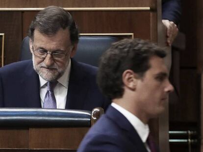 Albert Rivera pasa delante de Mariano Rajoy.